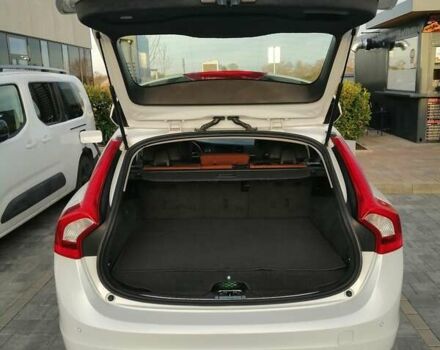 Белый Вольво B60, объемом двигателя 2.4 л и пробегом 377 тыс. км за 14500 $, фото 69 на Automoto.ua