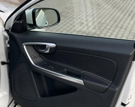 Белый Вольво B60, объемом двигателя 2.4 л и пробегом 214 тыс. км за 17299 $, фото 46 на Automoto.ua