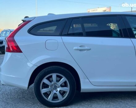 Белый Вольво B60, объемом двигателя 2 л и пробегом 300 тыс. км за 13940 $, фото 7 на Automoto.ua