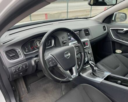 Белый Вольво B60, объемом двигателя 2.5 л и пробегом 253 тыс. км за 11200 $, фото 4 на Automoto.ua