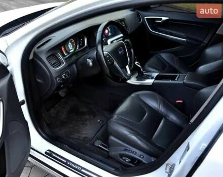 Белый Вольво B60, объемом двигателя 2.5 л и пробегом 161 тыс. км за 13999 $, фото 9 на Automoto.ua