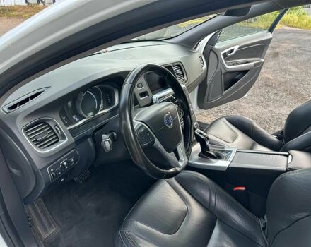 Белый Вольво B60, объемом двигателя 2.5 л и пробегом 75 тыс. км за 12000 $, фото 7 на Automoto.ua