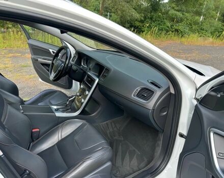 Белый Вольво B60, объемом двигателя 2.5 л и пробегом 75 тыс. км за 12000 $, фото 9 на Automoto.ua