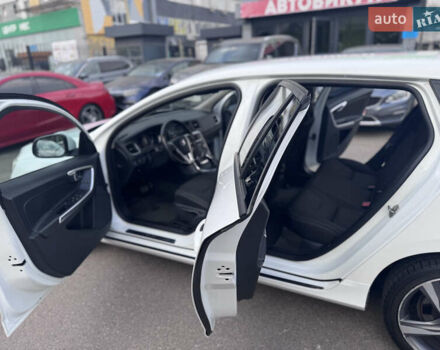 Белый Вольво B60, объемом двигателя 1.99 л и пробегом 236 тыс. км за 14650 $, фото 16 на Automoto.ua