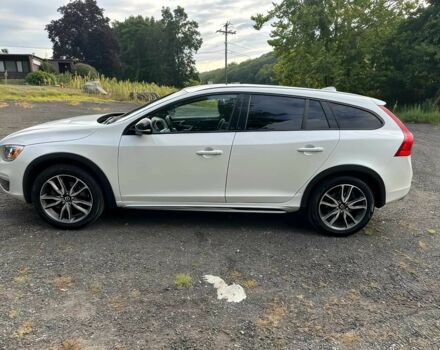 Белый Вольво B60, объемом двигателя 2.5 л и пробегом 75 тыс. км за 12000 $, фото 2 на Automoto.ua