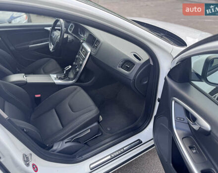 Белый Вольво B60, объемом двигателя 1.99 л и пробегом 236 тыс. км за 14650 $, фото 23 на Automoto.ua