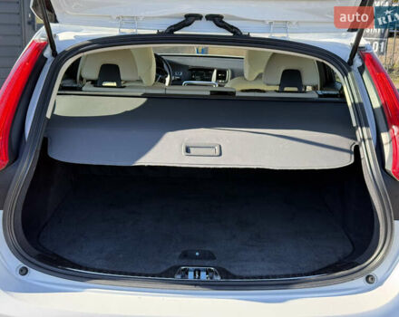 Белый Вольво B60, объемом двигателя 2 л и пробегом 190 тыс. км за 12300 $, фото 42 на Automoto.ua