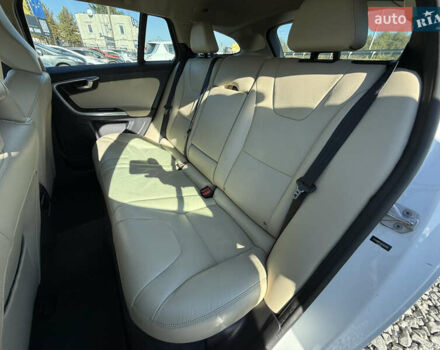 Белый Вольво B60, объемом двигателя 2 л и пробегом 190 тыс. км за 12300 $, фото 46 на Automoto.ua