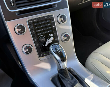 Белый Вольво B60, объемом двигателя 2 л и пробегом 190 тыс. км за 12300 $, фото 57 на Automoto.ua