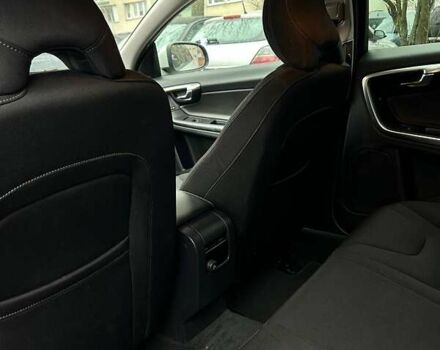 Белый Вольво B60, объемом двигателя 2 л и пробегом 280 тыс. км за 11876 $, фото 15 на Automoto.ua