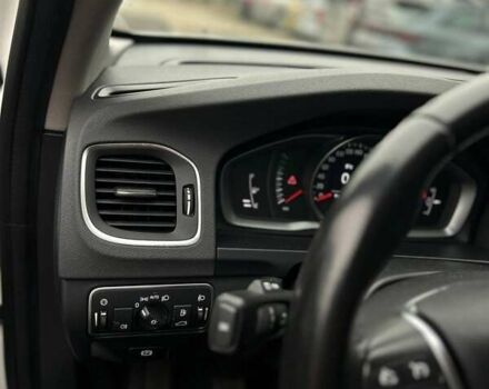 Белый Вольво B60, объемом двигателя 2 л и пробегом 280 тыс. км за 11876 $, фото 13 на Automoto.ua