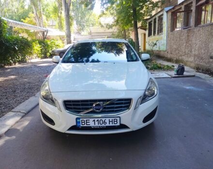 Білий Вольво B60, об'ємом двигуна 2 л та пробігом 271 тис. км за 12544 $, фото 1 на Automoto.ua