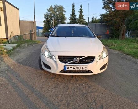 Белый Вольво B60, объемом двигателя 2.4 л и пробегом 239 тыс. км за 10250 $, фото 1 на Automoto.ua