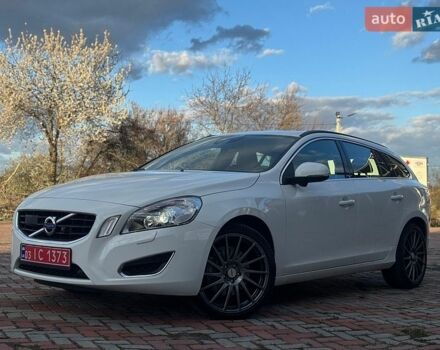 Белый Вольво B60, объемом двигателя 2.4 л и пробегом 257 тыс. км за 12300 $, фото 1 на Automoto.ua