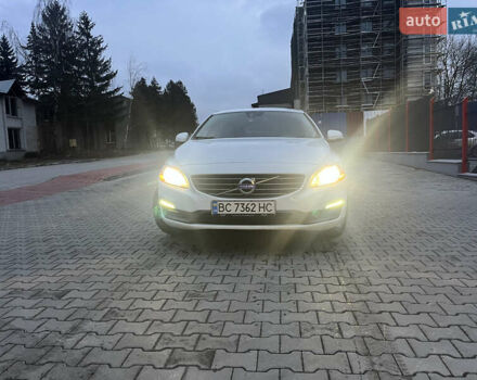 Белый Вольво B60, объемом двигателя 1.97 л и пробегом 275 тыс. км за 10900 $, фото 1 на Automoto.ua