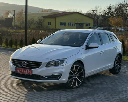 Белый Вольво B60, объемом двигателя 2.4 л и пробегом 214 тыс. км за 17299 $, фото 1 на Automoto.ua