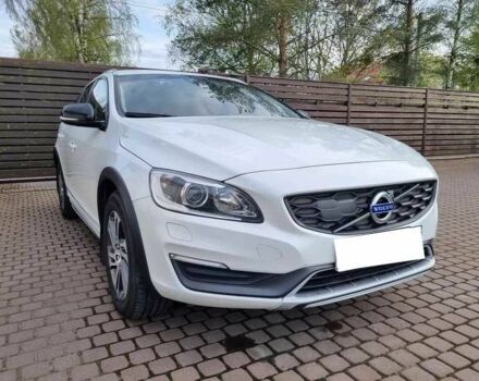 Белый Вольво B60, объемом двигателя 2.4 л и пробегом 177 тыс. км за 14800 $, фото 1 на Automoto.ua
