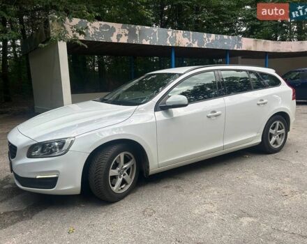 Белый Вольво B60, объемом двигателя 1.97 л и пробегом 319 тыс. км за 14700 $, фото 1 на Automoto.ua