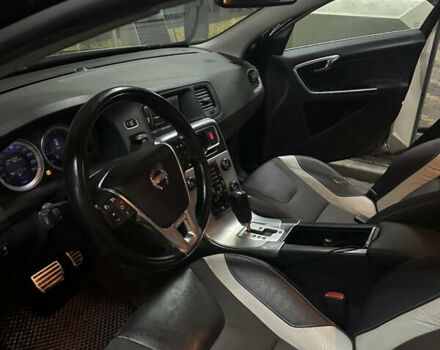 Черный Вольво B60, объемом двигателя 1.98 л и пробегом 252 тыс. км за 12500 $, фото 1 на Automoto.ua