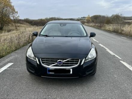 Черный Вольво B60, объемом двигателя 2 л и пробегом 223 тыс. км за 11500 $, фото 1 на Automoto.ua