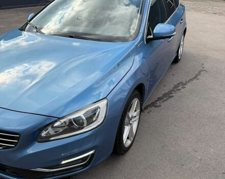 Синий Вольво B60, объемом двигателя 2.4 л и пробегом 321 тыс. км за 14000 $, фото 1 на Automoto.ua
