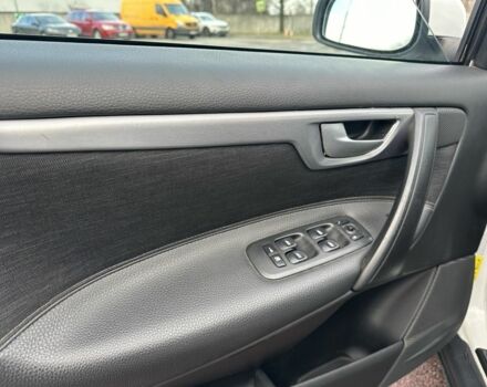 Белый Вольво В70, объемом двигателя 2.4 л и пробегом 350 тыс. км за 1950 $, фото 20 на Automoto.ua