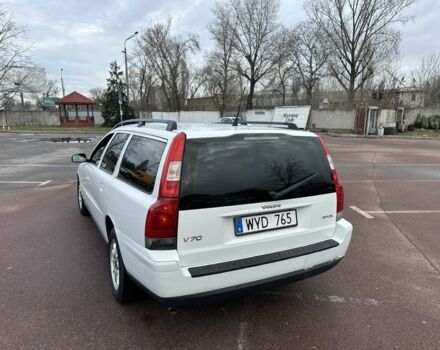 Белый Вольво В70, объемом двигателя 2.4 л и пробегом 350 тыс. км за 1950 $, фото 4 на Automoto.ua