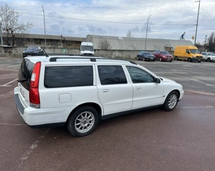 Белый Вольво В70, объемом двигателя 2.4 л и пробегом 350 тыс. км за 1950 $, фото 6 на Automoto.ua