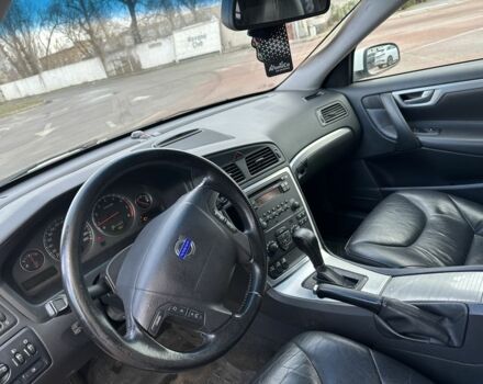 Белый Вольво В70, объемом двигателя 2.4 л и пробегом 350 тыс. км за 1950 $, фото 16 на Automoto.ua