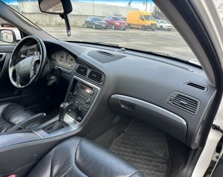 Белый Вольво В70, объемом двигателя 2.4 л и пробегом 350 тыс. км за 1950 $, фото 11 на Automoto.ua