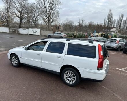 Белый Вольво В70, объемом двигателя 2.4 л и пробегом 350 тыс. км за 1950 $, фото 2 на Automoto.ua