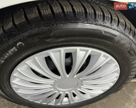 Белый Вольво В70, объемом двигателя 2 л и пробегом 160 тыс. км за 11000 $, фото 56 на Automoto.ua