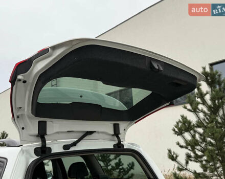 Белый Вольво В70, объемом двигателя 2 л и пробегом 178 тыс. км за 11000 $, фото 19 на Automoto.ua