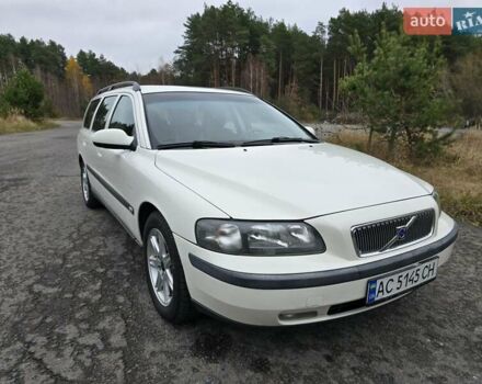 Білий Вольво V70, об'ємом двигуна 2.4 л та пробігом 350 тис. км за 4200 $, фото 1 на Automoto.ua