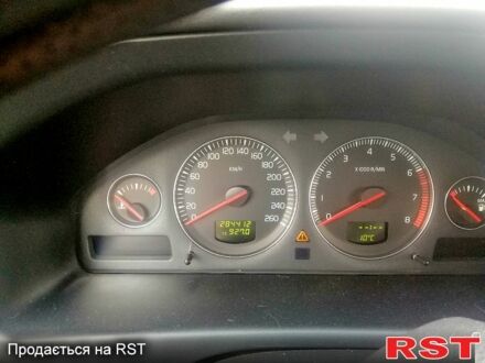 Вольво В70 2004 в Киеве на Automoto.ua Белый Вольво В70, объемом двигателя 2.4 л и пробегом 284 тыс. км за 5300 $, фото 1 на Automoto.ua