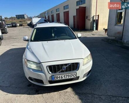 Белый Вольво В70, объемом двигателя 2.5 л и пробегом 300 тыс. км за 6000 $, фото 1 на Automoto.ua