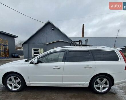 Белый Вольво В70, объемом двигателя 1.56 л и пробегом 267 тыс. км за 14597 $, фото 1 на Automoto.ua