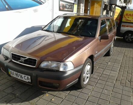 Коричневый Вольво В70, объемом двигателя 2.4 л и пробегом 508 тыс. км за 5000 $, фото 1 на Automoto.ua