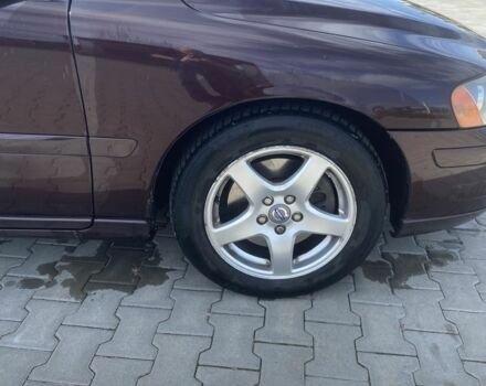 Красный Вольво В70, объемом двигателя 2.4 л и пробегом 300 тыс. км за 3700 $, фото 4 на Automoto.ua
