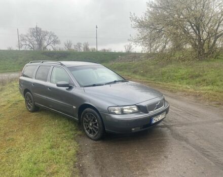 Серый Вольво В70, объемом двигателя 2.4 л и пробегом 333 тыс. км за 2550 $, фото 1 на Automoto.ua