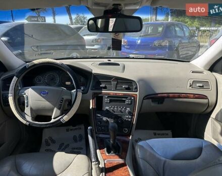 Серый Вольво В70, объемом двигателя 2.4 л и пробегом 438 тыс. км за 6500 $, фото 4 на Automoto.ua