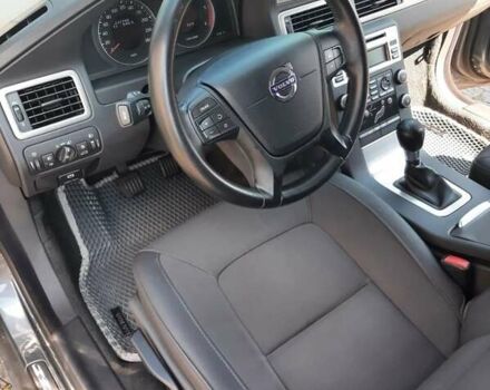 Серый Вольво В70, объемом двигателя 1.6 л и пробегом 251 тыс. км за 8900 $, фото 1 на Automoto.ua