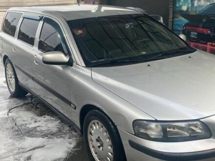 Серый Вольво В70, объемом двигателя 2.5 л и пробегом 500 тыс. км за 4530 $, фото 1 на Automoto.ua