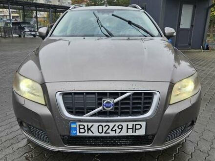 Вольво В70 2008 в Луцке на Automoto.ua Серый Вольво В70, объемом двигателя 2.4 л и пробегом 256 тыс. км за 7800 $, фото 1 на Automoto.ua