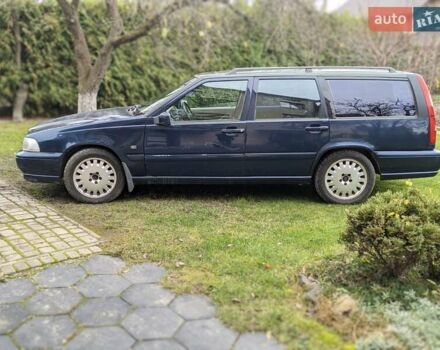 Синий Вольво В70, объемом двигателя 2.5 л и пробегом 335 тыс. км за 4777 $, фото 2 на Automoto.ua