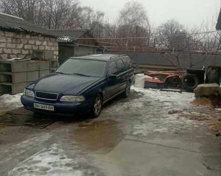 Синий Вольво В70, объемом двигателя 2.5 л и пробегом 400 тыс. км за 2400 $, фото 1 на Automoto.ua