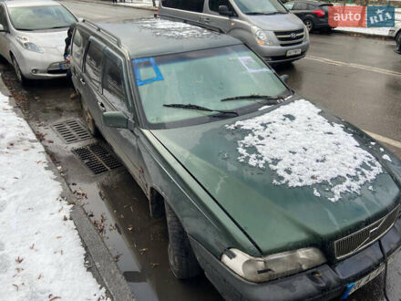 Зеленый Вольво В70, объемом двигателя 2.45 л и пробегом 500 тыс. км за 850 $, фото 1 на Automoto.ua