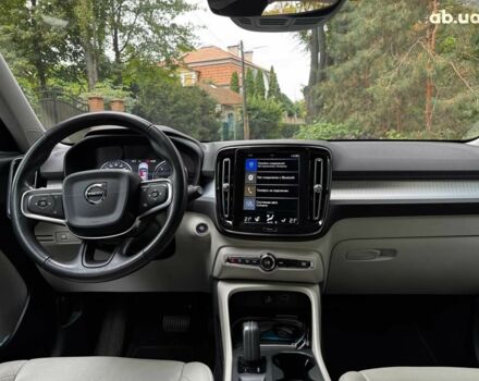 Белый Вольво XC40, объемом двигателя 2 л и пробегом 152 тыс. км за 26490 $, фото 27 на Automoto.ua
