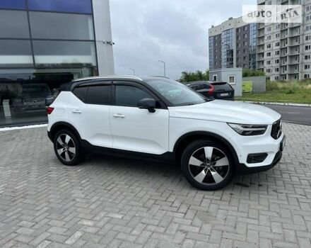 Белый Вольво XC40, объемом двигателя 1.97 л и пробегом 17 тыс. км за 39000 $, фото 2 на Automoto.ua