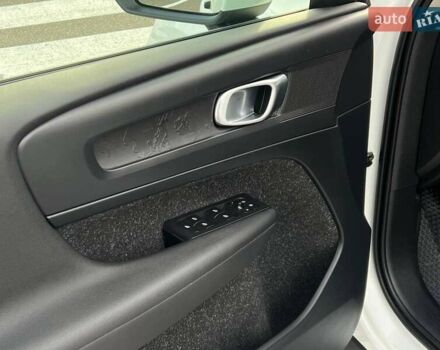 Белый Вольво XC40, объемом двигателя 2 л и пробегом 222 тыс. км за 18000 $, фото 8 на Automoto.ua